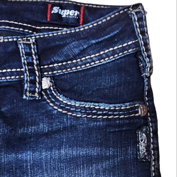 SILVER Suki Super Stretch Mid Rise Relaxed Hip & Thigh Skinny Leg Dark Wash Jean - Picture 9 of 16